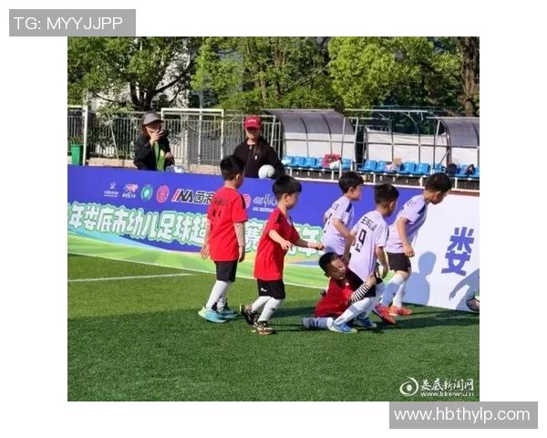 小男孩在阳光下快乐踢足球的美好瞬间与成长故事